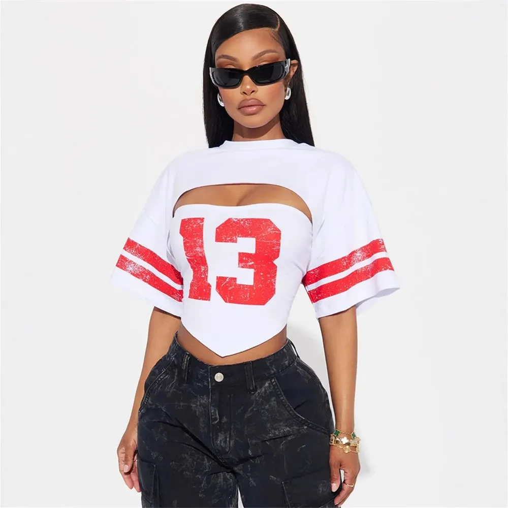 تيشيرت رياضي قصير (Crop Top) بنمط "جيرسي" وطبعة حروف - تصميم بكتف ساقط لإطلالة كاجوال